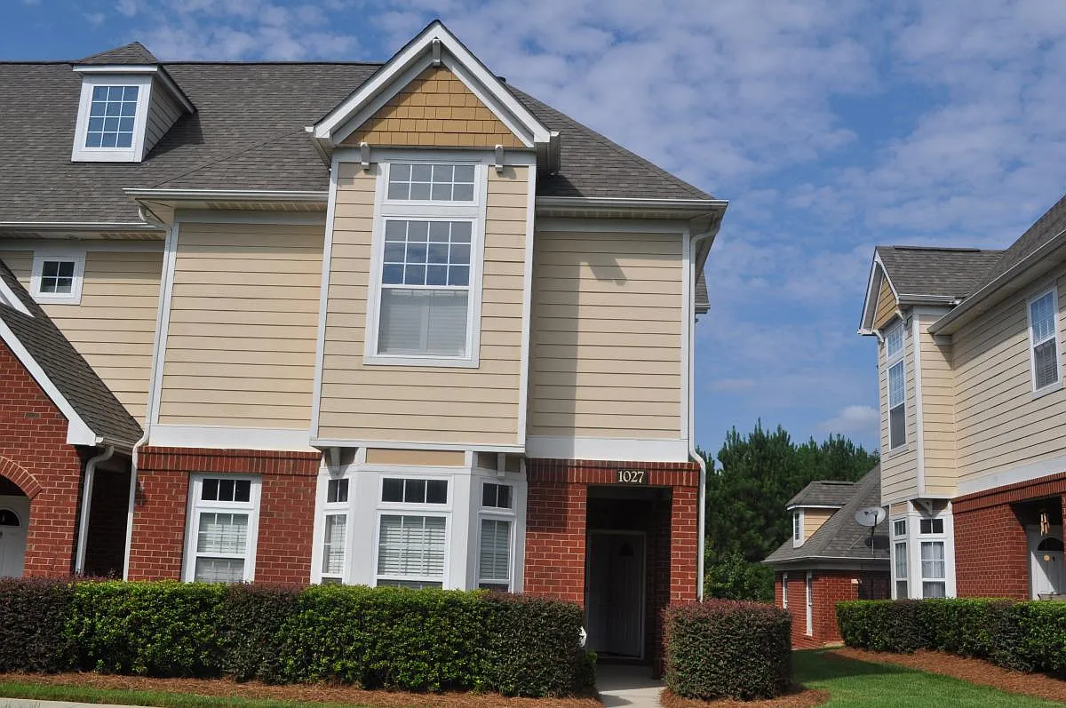 3 bed, 2.5 bath, 1650 sqft, $2,199 — Photo 1