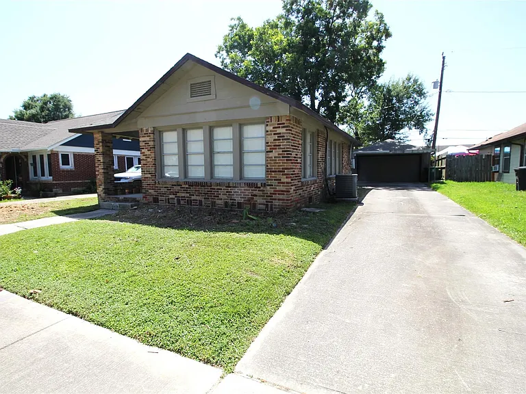2616 Oakcliff St — Photo 1