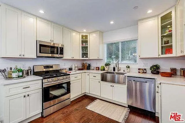 kitchen comes with full size fridge, washer, gas stove, bran