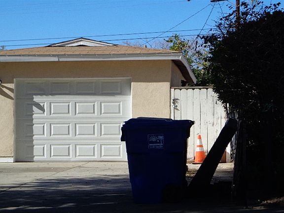 3rd image of 3006 N Pico Ave
