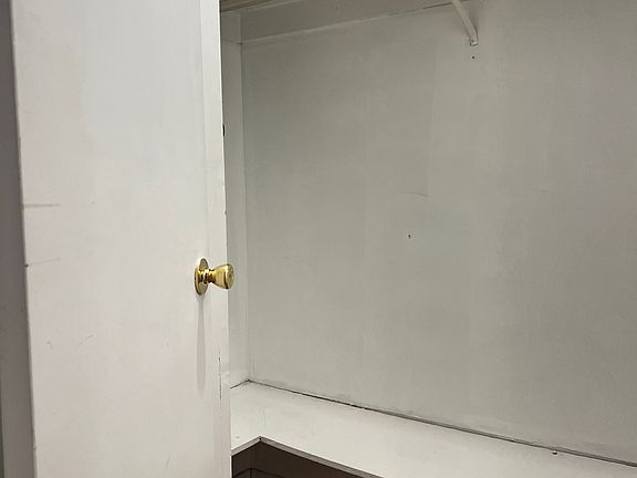 5th image of 876 Jefferson Ave APT 1R