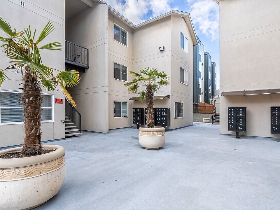 husky-court-seattle-wa-building-photo