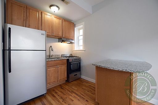 5th image of 7456 N Greenview Ave APT 3C