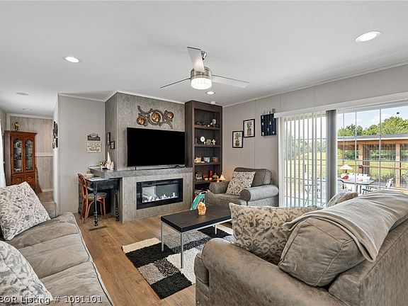 3rd image of 1904 Peach Way