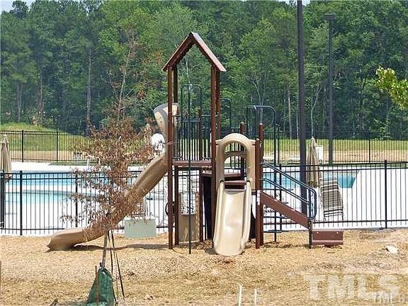 4th image of 102 Live Oak Cir