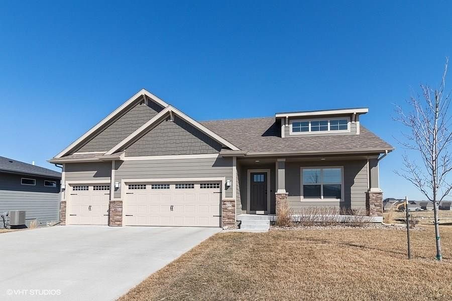 1st image of 525 NE Bobcat Ct