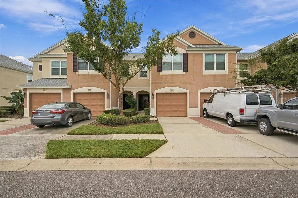 3 bed, 2.5 bath, 1588 sqft, $2,075 — Photo 2