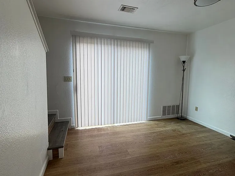 1930 Manor Pl — Photo 10