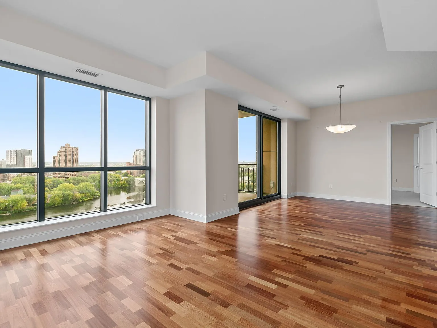 2 bed, 2.0 bath, 1352 sqft, $4,195 — Photo 4