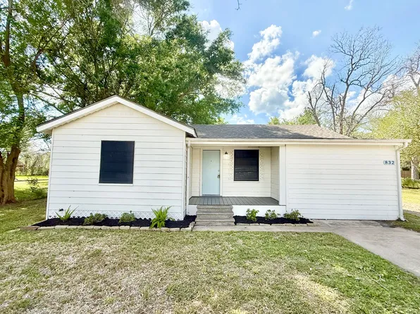 832 S Anderson St, Angleton, TX 77515