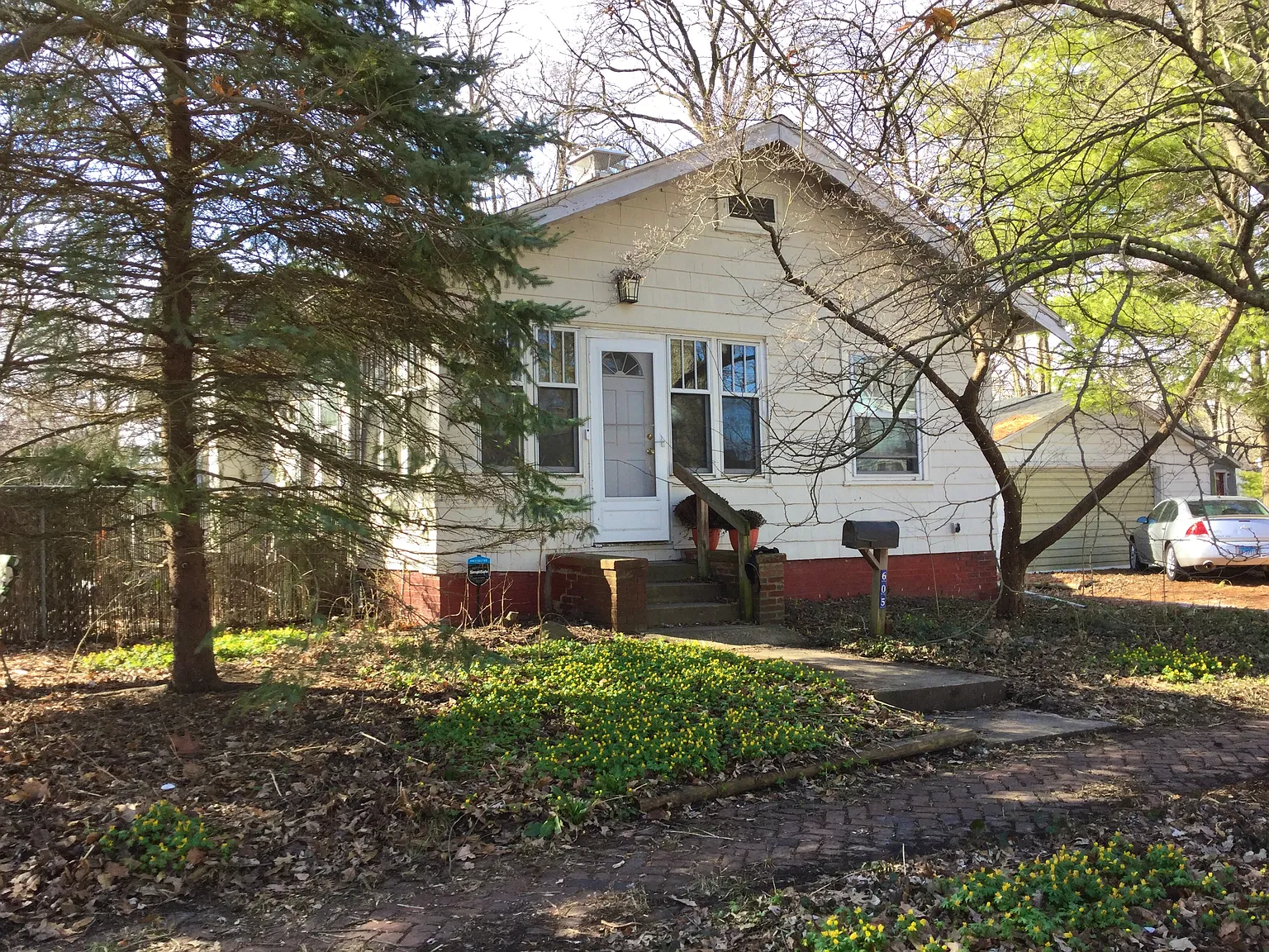 605 E Green St photo 1