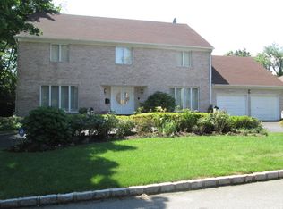 32 Bridle Path, Great Neck, NY 11021