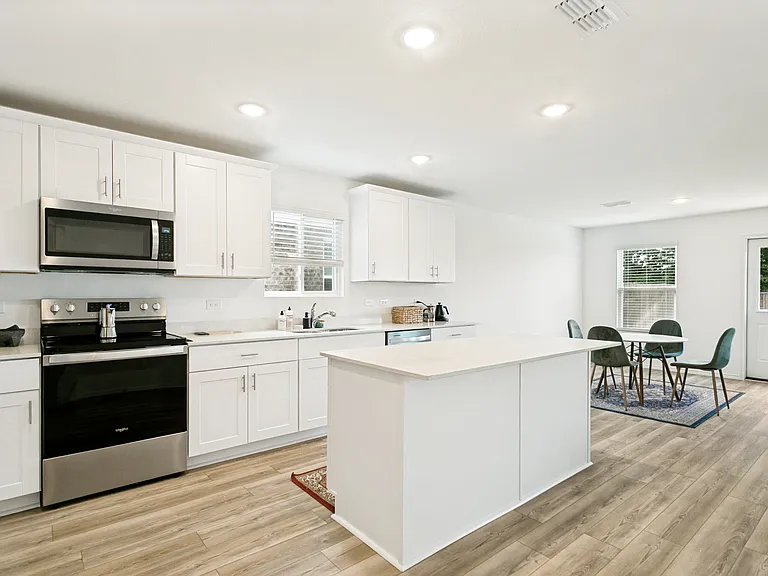 242 Lake Erie Dr — Photo 5