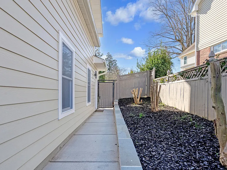 10237 Stratford Ave #B — Photo 4