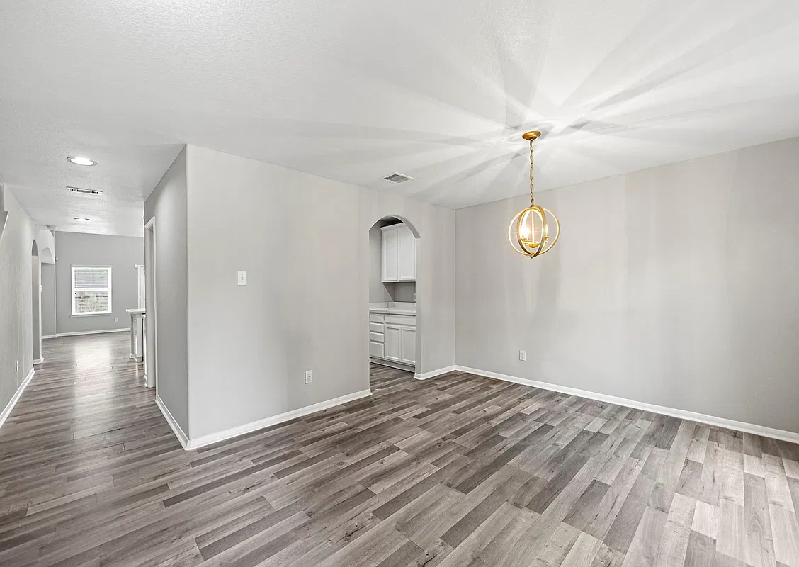 4 bed, 2.5 bath, 2437 sqft, $2,300 — Photo 2