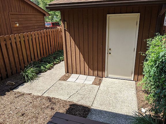 Garage ent, front gate left