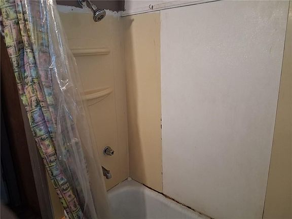 4th image of 820 Stracener St