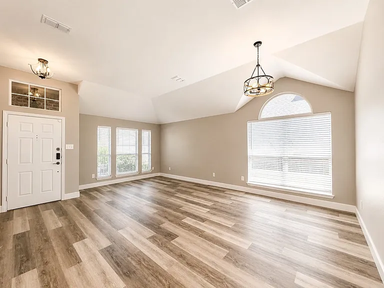 1612 Meadowview Dr — Photo 4