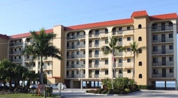 Yes, that is the beach you see!! We are located across the street from the Publics Grocery Store, Talk about convient