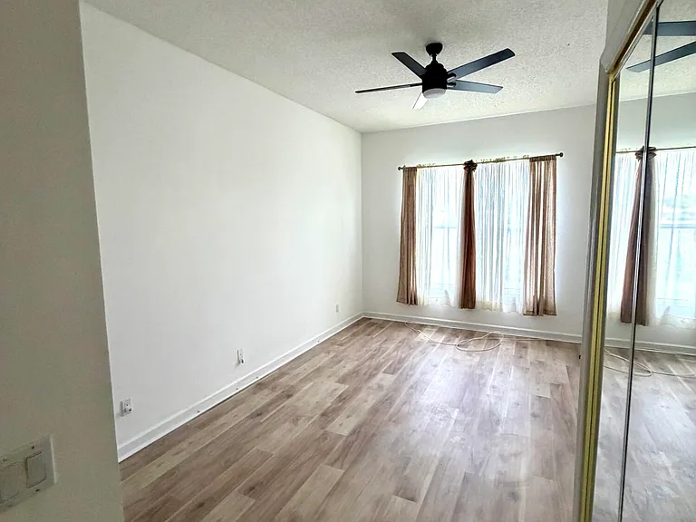 702 SW Aruba — Photo 10