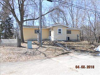 1st image of 825 Superior St