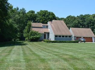 10055 Walnut Hill Dr, Davisburg, MI 48350
