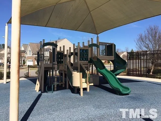 1004 Corwith Dr — Photo 16