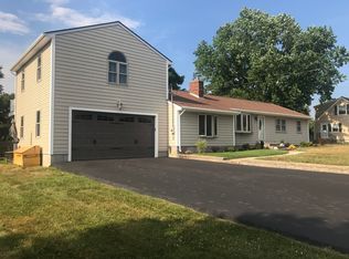 8 Jean Dr, Seekonk, MA 02771