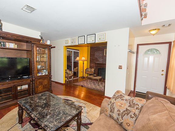 4th image of 181 Pond Way #B