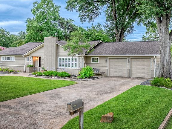 4th image of 700 Peachtree Dr