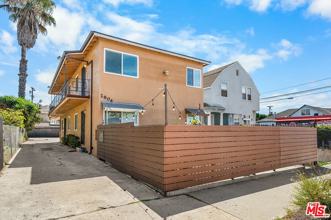 1 bed, 1.0 bath, 1078 sqft, $2,000 — Photo 2