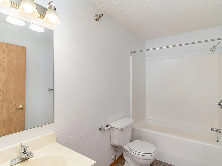 Hutchinson, MN Deer Park Apartments | 21A | Bathroom