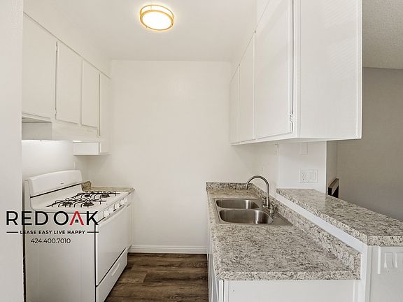 3rd image of 8406 Cedros Ave #108