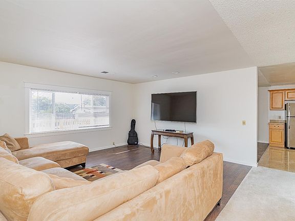 4th image of 223 Daffodil Dr