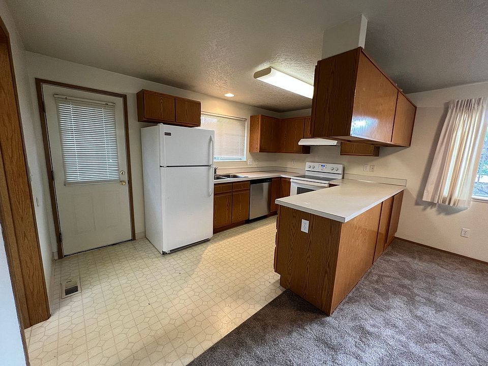1st image of 1300 NE 181st Ave #106