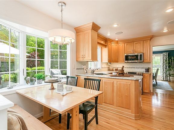 4th image of 60 Schoolhouse Ln