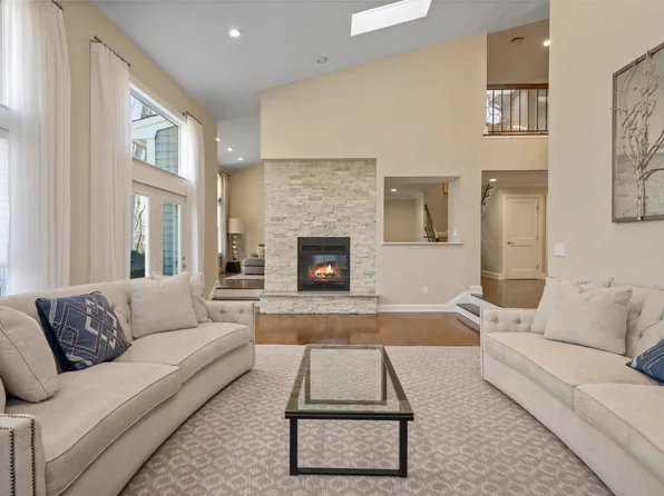 17 Tiffany Circle, Manhasset, NY 11030