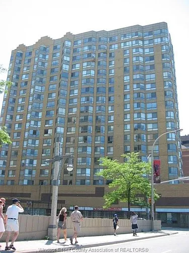 75 Riverside Dr E Photo 1