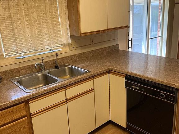 5th image of 104 W Parkway Dr