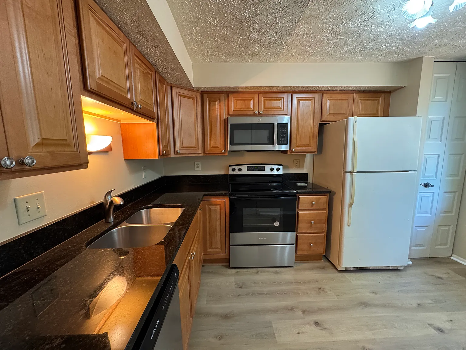 3 bed, 1220 sqft, $2,875 — Photo 4
