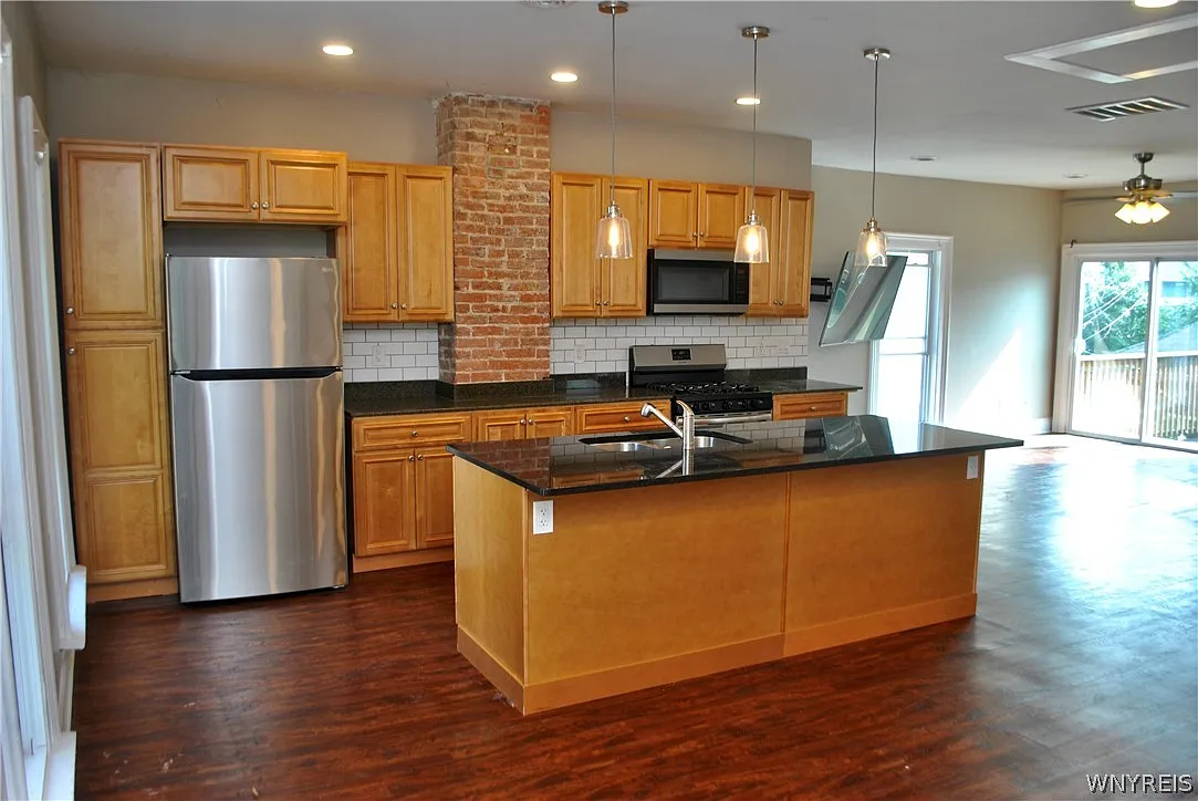 3 bed, 1.0 bath, 1500 sqft, $2,000 — Photo 2