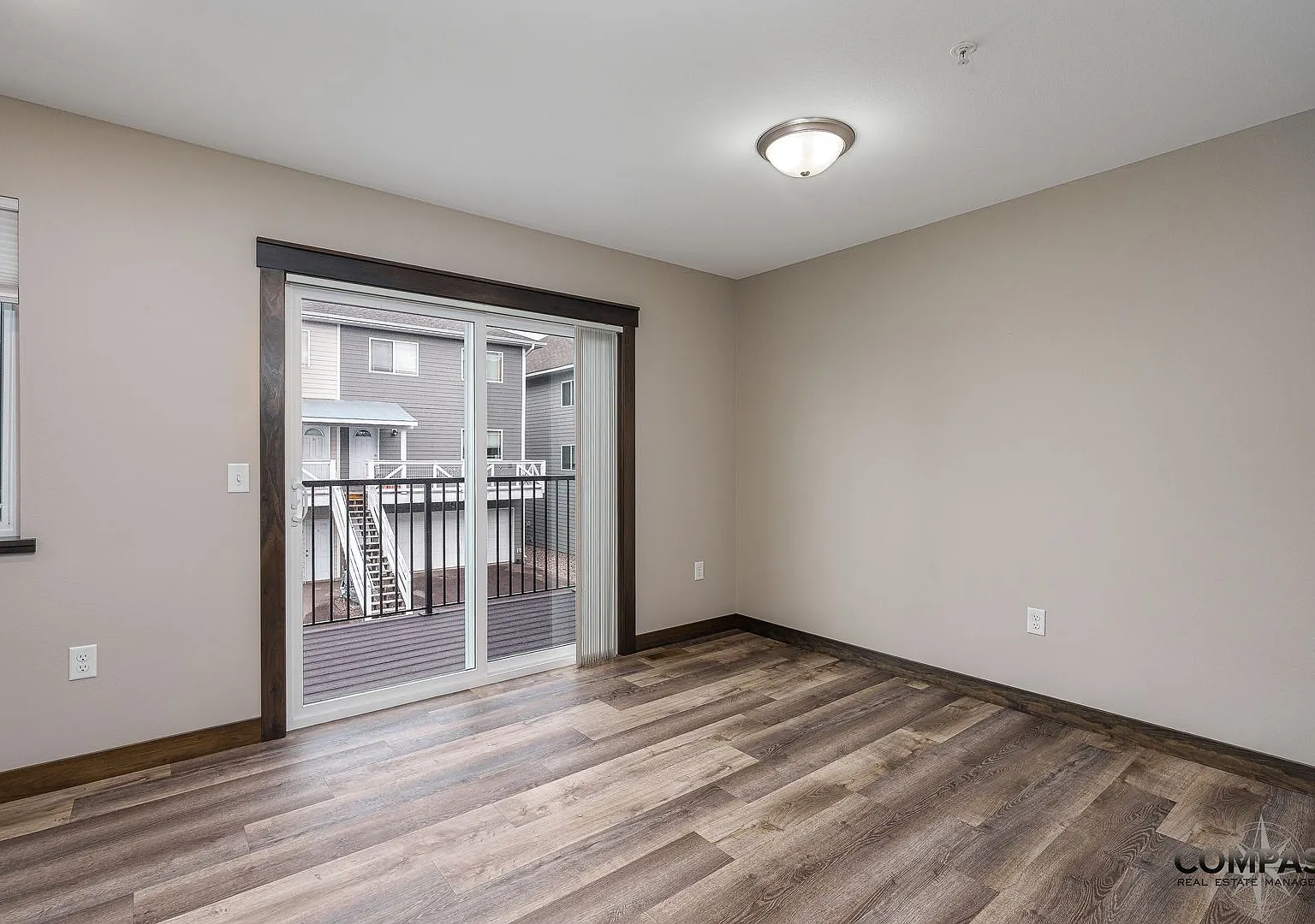 Spacious And Modern Townhome — Photo 2