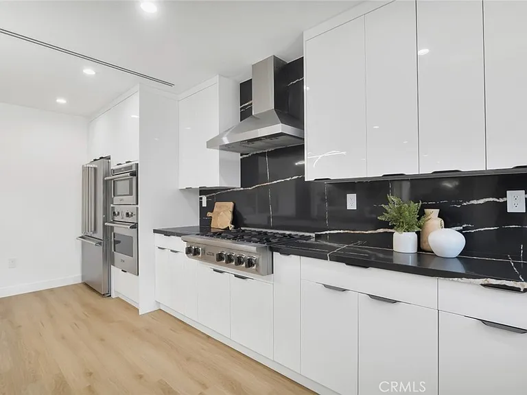 2115 W Clark Ave — Photo 11