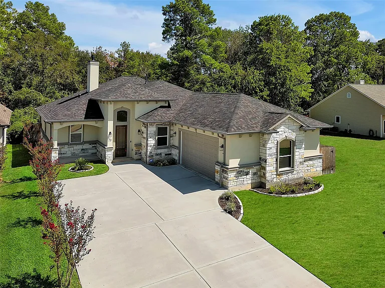73 Wyndemere Dr — Photo 2