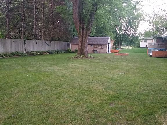 5th image of 9385 White Pine St