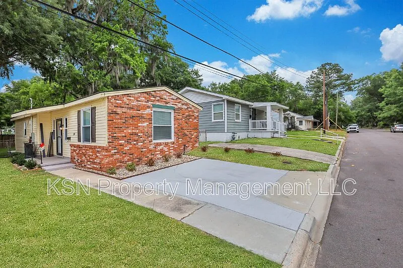 2 bed, 1.0 bath, 892 sqft, $1,690 — Photo 1