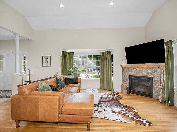 2nd image of 2 Charles Ridge Rd Unit A