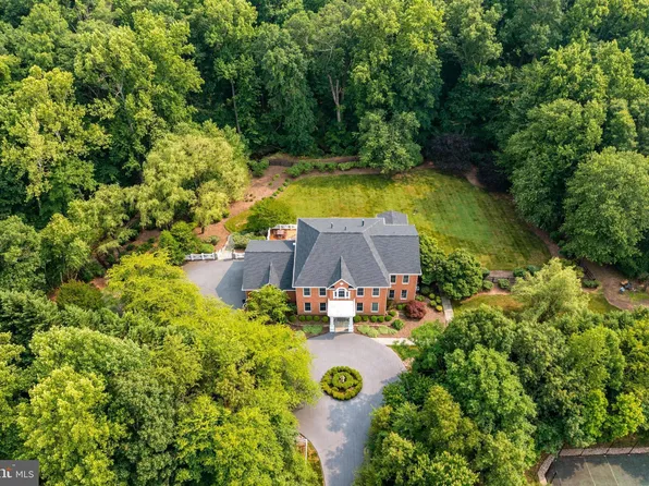 11925 Thomas Ave, Great Falls, VA 22066