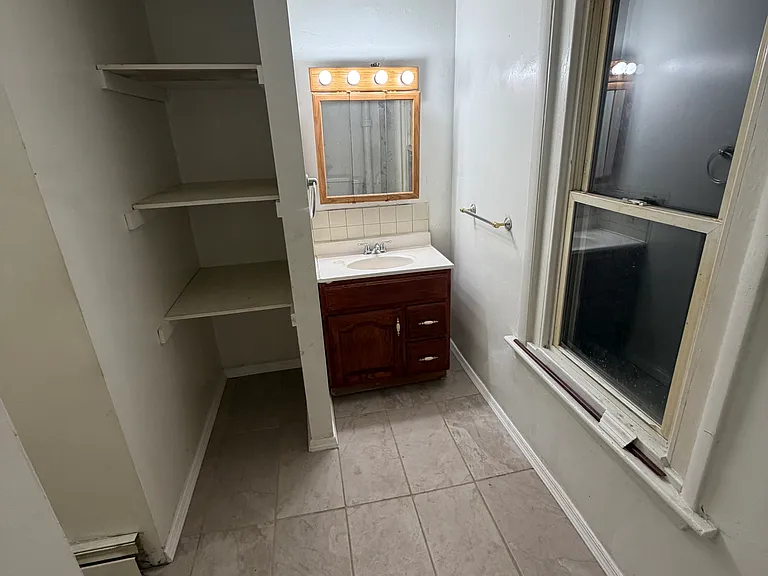 422 E Court St — Photo 14