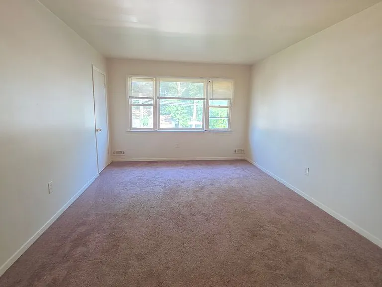 212 Bathgate Ave — Photo 2